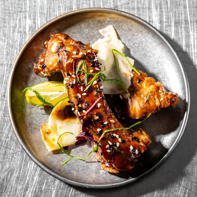 Gelakte varkensribben met teriyakisaus